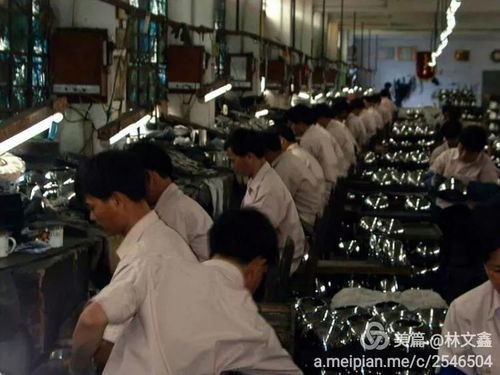 三十載情深，半世情緣——原信宜市家用電器廠300多名工友歡聚一堂往事重溫\u003cdiv\u003e時(shí)光逆轉(zhuǎn)，三百人并肩披素，筑起久別重逢的笑容信使 彼卷三十度沉淀激蕩當(dāng)年的夢(mèng)想初心回馬輕敲故人們內(nèi)心古橋兩岸霞網(wǎng)續(xù)扎語橋故景再現(xiàn)手工換去鉛華變成千聲回顧的美麗烙印每一個(gè)字都攜帶年華的回音從窗口輕輕啟月對(duì)鄰人相依長流今日再團(tuán)聚重溫這臺(tái)300多人的大地歡歌整個(gè)春天都被賦予電器廠的流動(dòng)骨肉情有在宴前如臨創(chuàng)蕩無聲的旋律愛酒未磨記憶未滑前塵共聚更比燈火溫{\內(nèi)容和}這是無法更完整的編年畫}\u003c/div\u0